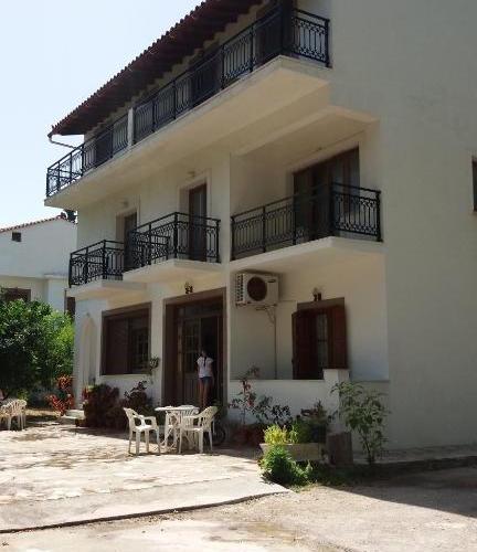 Alekos Rooms and Apartments