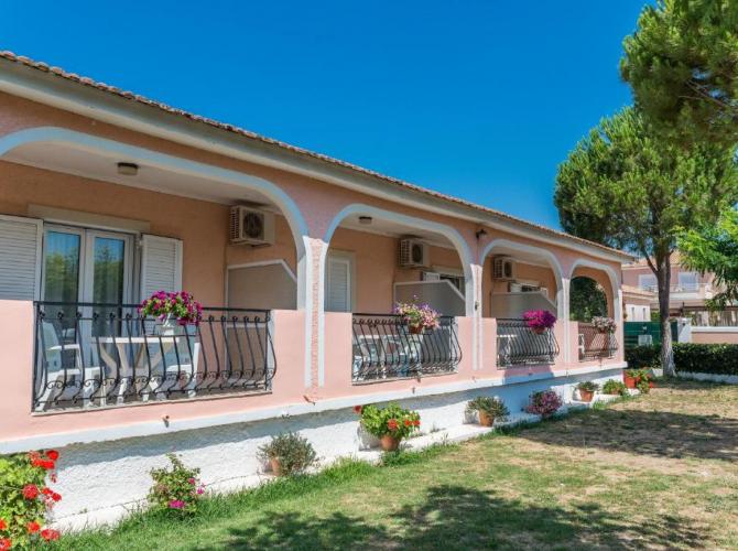Roussas Studios and Apartments